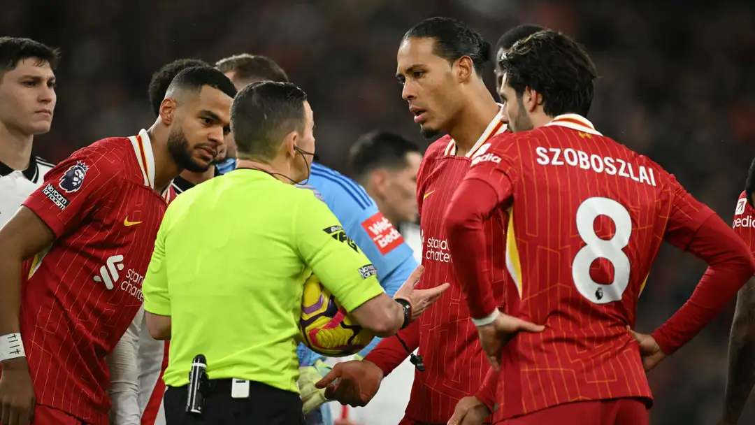 Virgil van Dijk Kritik Wasit Usai Kartu Merah Robertson