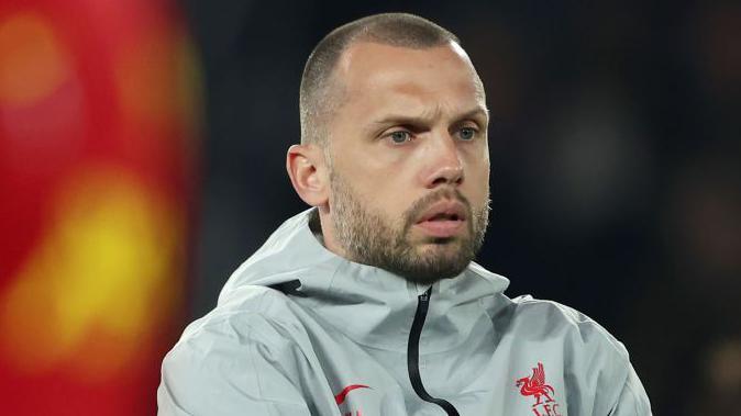 John Heitinga Kembali ke Kandang: Meninggalkan Liverpool untuk Memimpin Ajax sebagai Pelatih Kepala