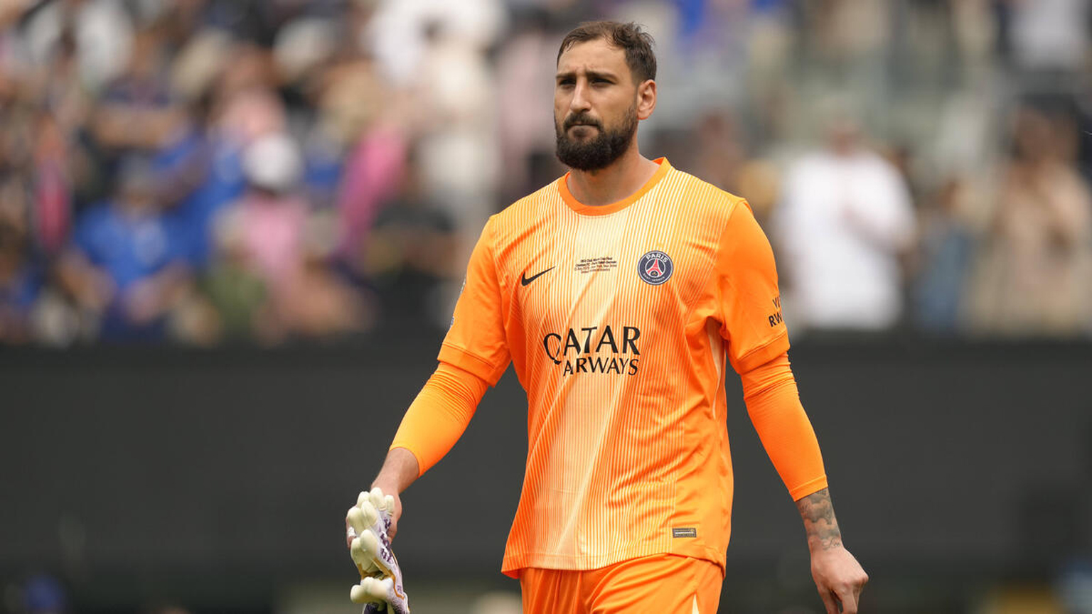 Manchester City bidik Donnarumma kiper Italia berjalan di lapangan