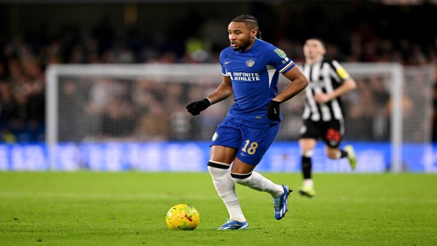 Aston Villa Transfer Christopher Nkunku menggiring bola