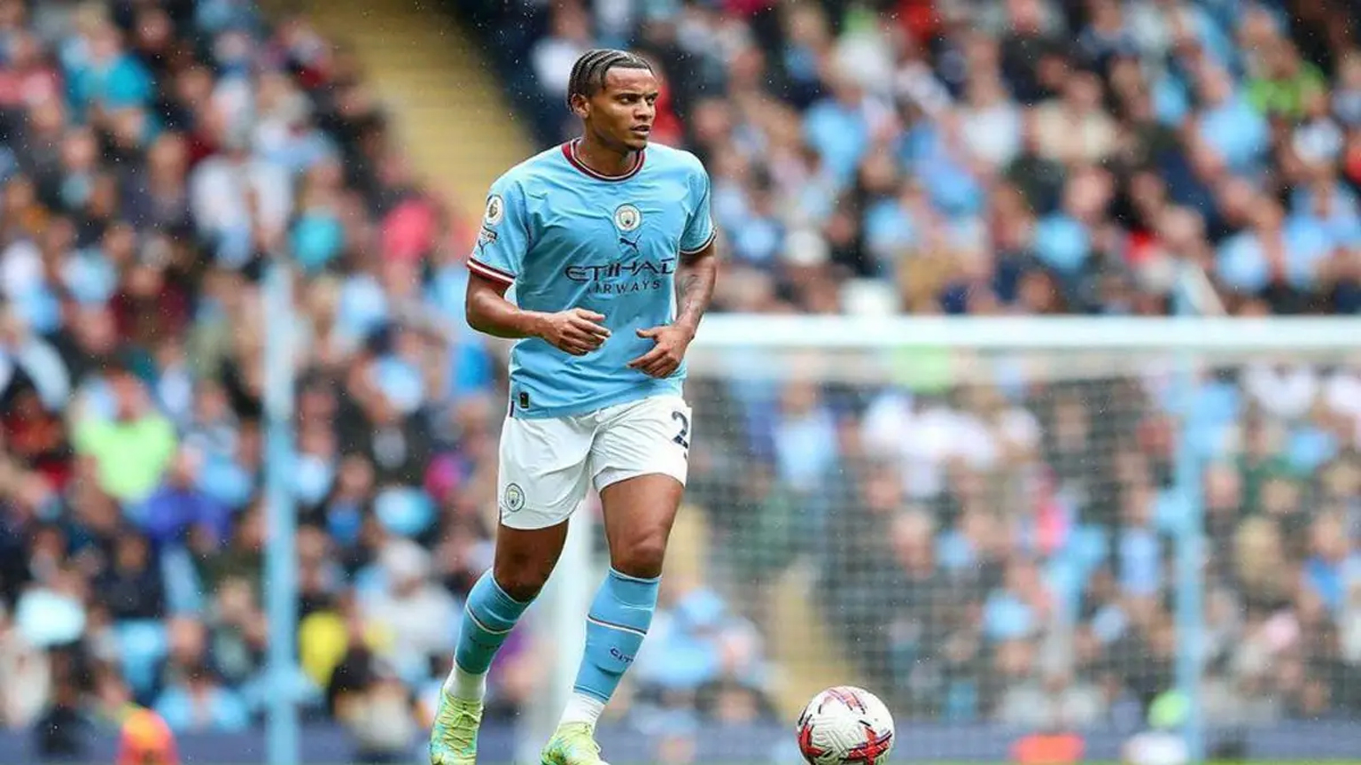Manuel Akanji Manchester City menggiring bola di pertandingan Liga Inggris