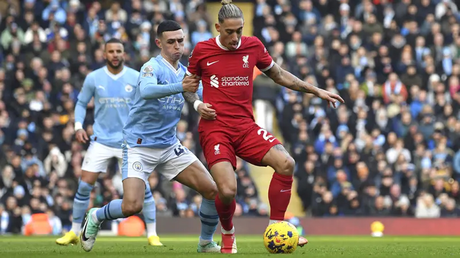 Tsimikas menggiring bola saat bermain untuk Liverpool, jadi incaran Marseille