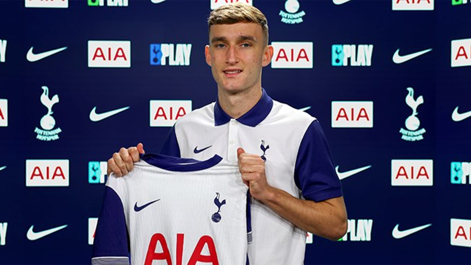 Mason Melia ke Tottenham Hotspur mengenakan jersey Spurs di Tottenham Hotspur Stadium