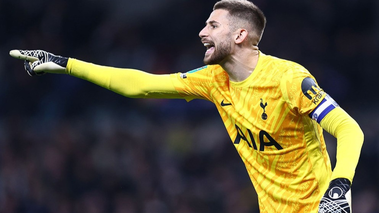 Vicario Tottenham memberi instruksi di kotak penalti